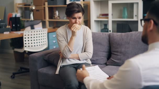 Rozstrój pacjenta płacz podczas sesji osobistej z psychologiem w biurze — Wideo stockowe