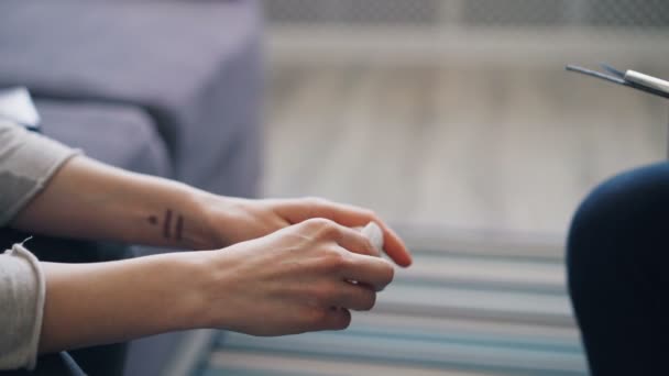 Nahaufnahme weiblicher Hände mit Gewebe und Psychologin, die im Büro Notizen schreibt — Stockvideo