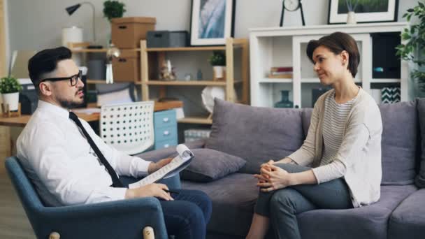 Psychologue réussie donnant des conseils à une jeune femme triste parlant au bureau — Video