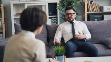 Kızgın Ceo klinikte duygu ve duygularını ifade danışman konuşuyor