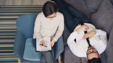 Konsültasyon sırasında ofiste konuşan terapist ve hastanın yüksek açı görünümü