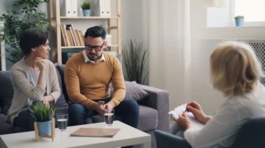 Kızgın genç kadın seans sırasında psikoterapistler ofisinde kocasıyla konuşuyor