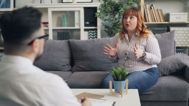 Donna offesa con problemi di obesità sta parlando con il terapeuta esprimendo rabbia — Video Stock