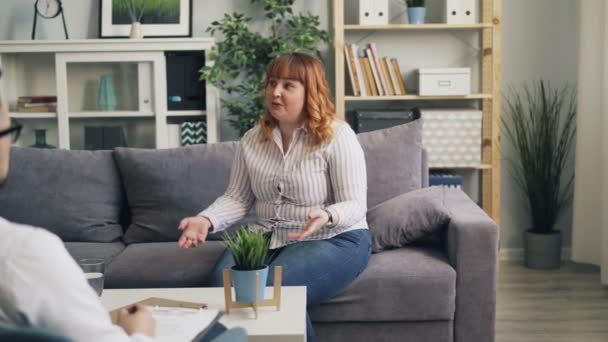 Smutné obézní děvče mluví s psychologem sdílet problémy se žádostí o radu — Stock video
