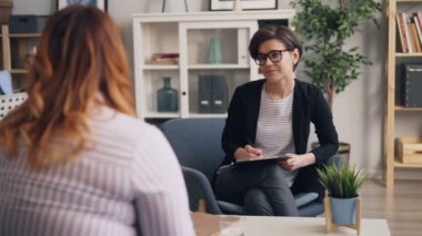 Neşeli terapist seans sırasında obez hasta ile yeme bozukluğu tartışıyor