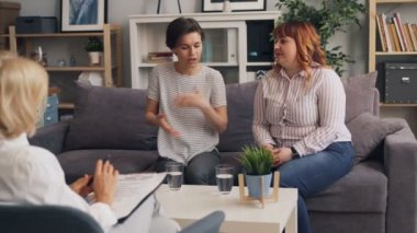 Genç bayan arkadaşlar psikologla konuşuyor ilişkilerdeki sorunları tartışıyorlar