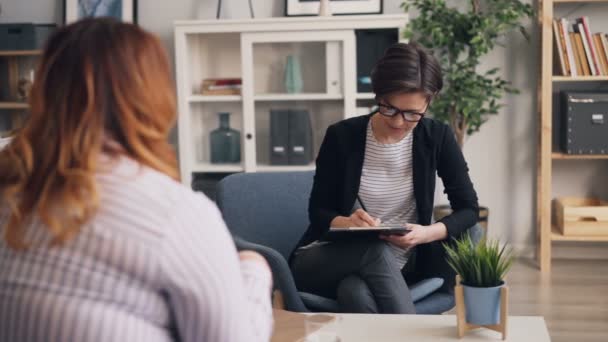 Jonge psycholoog spreekt met zwaarlijvige patiënt stelt vragen in functie — Stockvideo