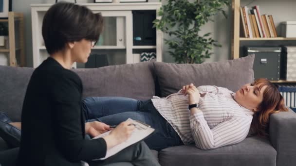 Psychotherapeutin berät depressive fettleibige Patientin auf Sofa liegend — Stockvideo