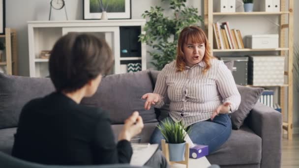 不幸的肥胖妇女告诉心理学家在会话期间的个人问题 — 图库视频影像