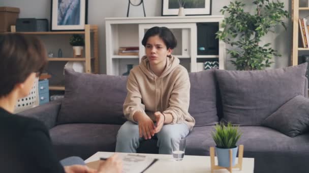 Adolescente problemática discutiendo problemas con la psicóloga femenina en el asesoramiento — Vídeo de stock