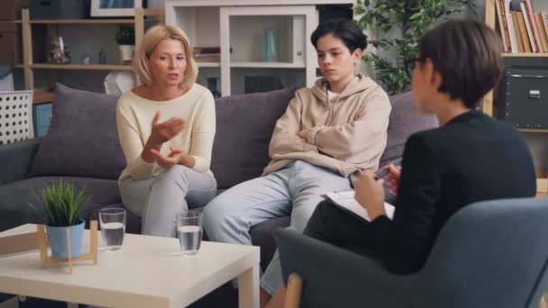 Mère et fils adolescents en consultation avec un psychothérapeute au bureau — Video