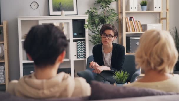 Psicólogo de sucesso consultando família adolescente e mãe conversando no escritório — Vídeo de Stock