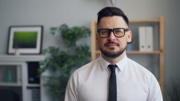 Slow Motion portret van bebaarde man zakenman kijken naar camera glimlachend — Stockvideo