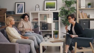 Deneyimli psikoterapist danışmanlık aile anne ve genç ofiste