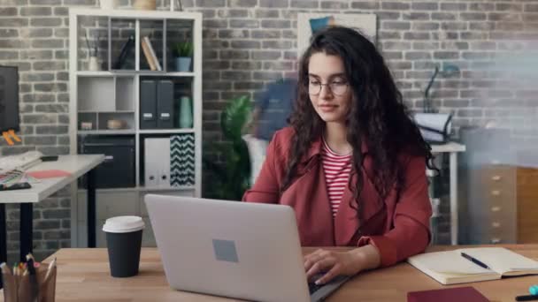 Tempo-lapso de ocupado jovem mulher usando computador em sala de escritório compartilhada digitação — Vídeo de Stock