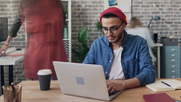 Proje odaklı ofiste bilgisayar kullanan meşgul genç adam hızlandırılmış — Stok video