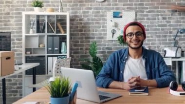 Ofiste mutlu bir gülümseme ile kameraya bakan neşeli adam hızlandırılmış portre