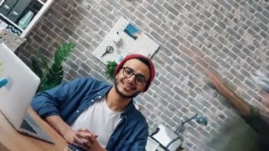 Modern yaratıcı ofiste gülümseyen sakallı adamın iplik zaman atlamalı portresi