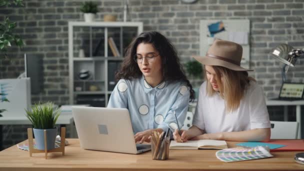 Meisjes collega's werken met laptop en schrijven dan High-Five op het werk — Stockvideo