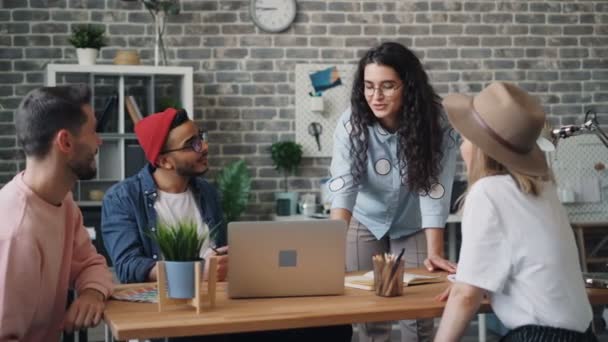 Employés hommes et femmes discutant du travail regardant l'écran d'ordinateur portable dans le bureau — Video