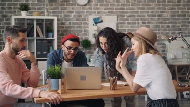 Les concepteurs créatifs discutent du nouveau projet regardant l'écran d'ordinateur portable et parlant — Video