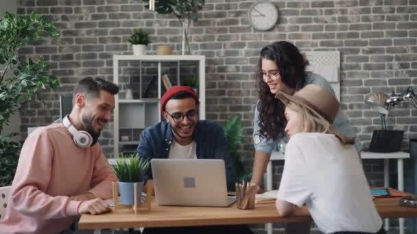 Vrolijke collega's praten kijken laptop scherm dan doen High-Five in Office — Stockvideo