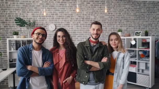 Retrato da equipe de negócios bem sucedida sorrindo olhando para a câmera no escritório moderno — Vídeo de Stock