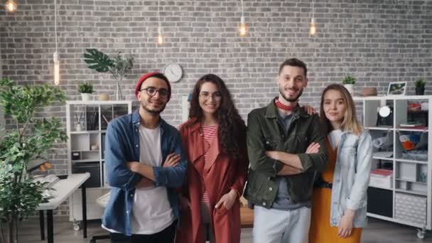 魅力青年商业团队站在办公室微笑的肖像 — 图库视频影像