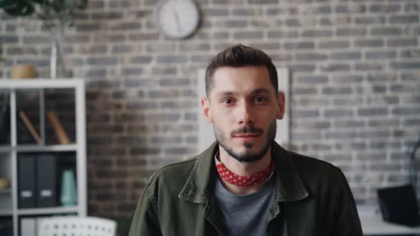 Retrato em câmera lenta de empreendedor feliz olhando para a câmera sorrindo no escritório — Vídeo de Stock