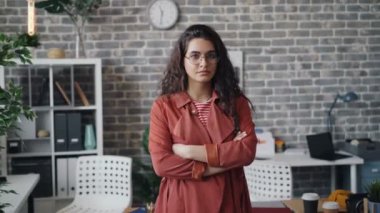 Görevde çapraz kollarıyla ayakta duran güzel kadın girişimcinin portresi