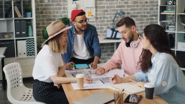 Grupo de arquitectos creativos hombres y mujeres hablando señalando el plan de construcción — Vídeos de Stock