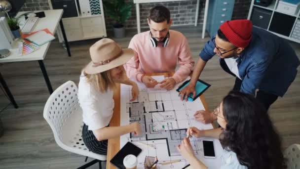 Vista de ángulo alto de expertos exitosos discutiendo el proyecto y luego uniendo las manos — Vídeos de Stock