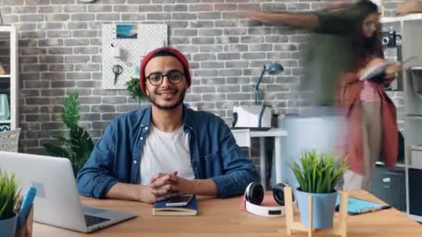 Poklatkowy Portret brodatego człowieka właściciela biznesu uśmiechając się w biurze na biurku — Wideo stockowe