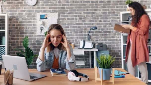 Time-lapse di dipendente ragazza depressa che soffre di mal di testa in ufficio — Video Stock