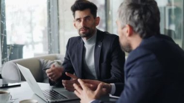 Girişimciler kafede olası ortaklık tartışıyor iletişim