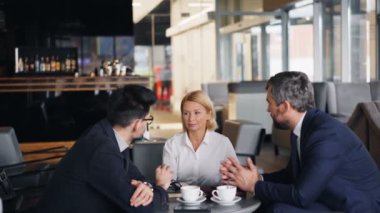 İş kadını ortakları ile toplantı sırasında akıllı telefon ile öğle yemeği için ödeme