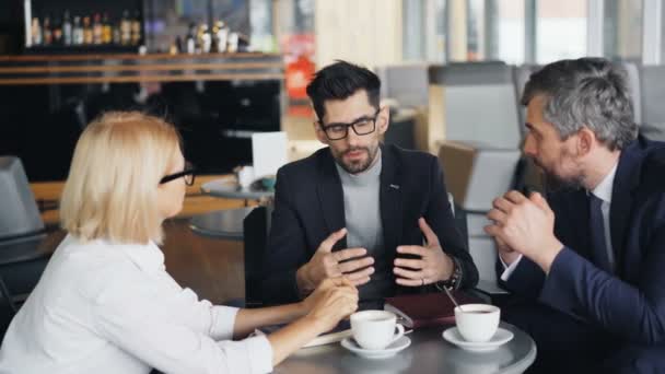Εταιρικοί διευθυντές ώριμοι επιχειρηματίες που μιλούν στο καφέ συζητώντας για την εργασία — Αρχείο Βίντεο