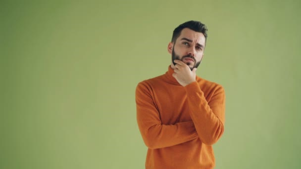 Portret van goed uitziende kerel denken aanraken baard dan het hebben van een goed idee — Stockvideo