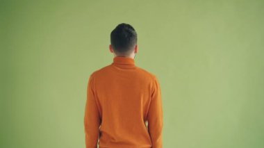 Sakallı brunet'in kameraya dönüp gülme ve kollarını kaldırma portresi