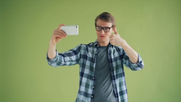 Portræt af glædelig fyr tager selfie med smartphone kamera have det sjovt – Stock-video