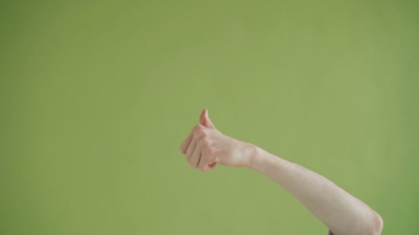 Närbild av mänsklig hand visar tummen upp sedan tummen ner uttrycker ogillande — Stockvideo