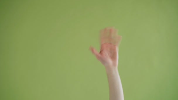 Close-up tiro de mãos aparecendo acenando Olá e desaparecendo no fundo — Vídeo de Stock