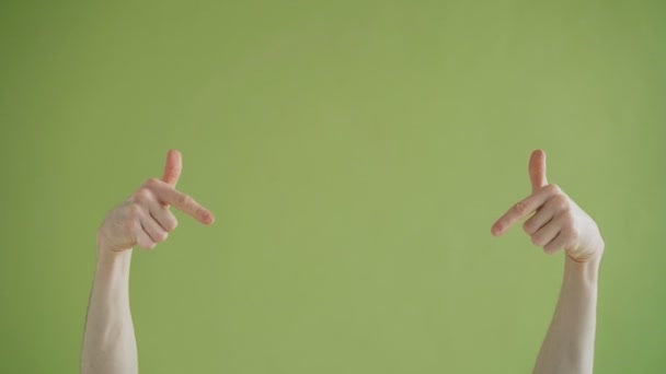 사이 카피스페이스에서 손가락을 가리키는 손의 클로즈업 및 엄지 손가락 표시 — 비디오