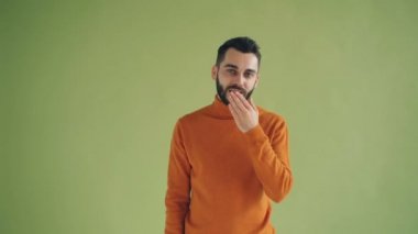 Yakışıklı hipster portre hava öpücük sallayarak ve sonra komik yüzler yapma göz kırpma