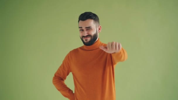 Arckép boldogtalan csípő bemutatás hüvelykujj-legyőz gesztus látszó-on fényképezőgép — Stock videók