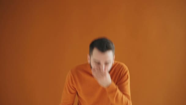 Porträtt av skäggiga Guy nysningar sedan torka näsa och leende tittar på kamera — Stockvideo