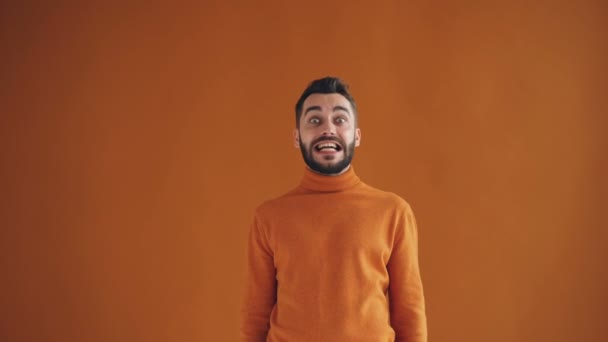 Retrato de estudante alegre fazendo rostos engraçados e movimentos do corpo, em seguida, rindo — Vídeo de Stock