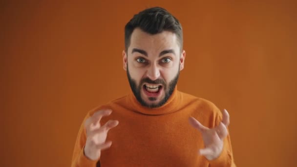 Портрет злого парня, кричащего и указывающего на камеру, выражающего гнев — стоковое видео
