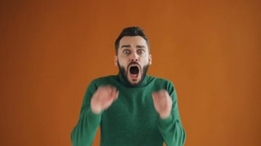 Korku ve gesturing ile kameraya bakan korkmuş genç adamın portresi