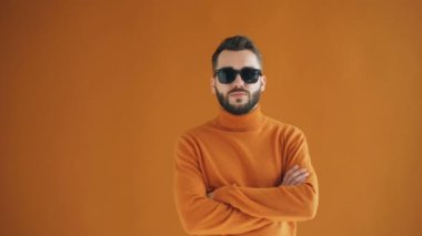 Asrms ile ayakta güneş gözlüğü kendinden emin sakallı adam portresi geçti
